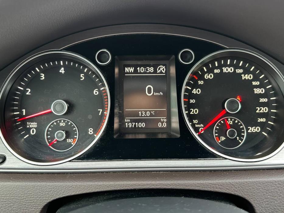 VOLKSWAGEN Passat 2011
