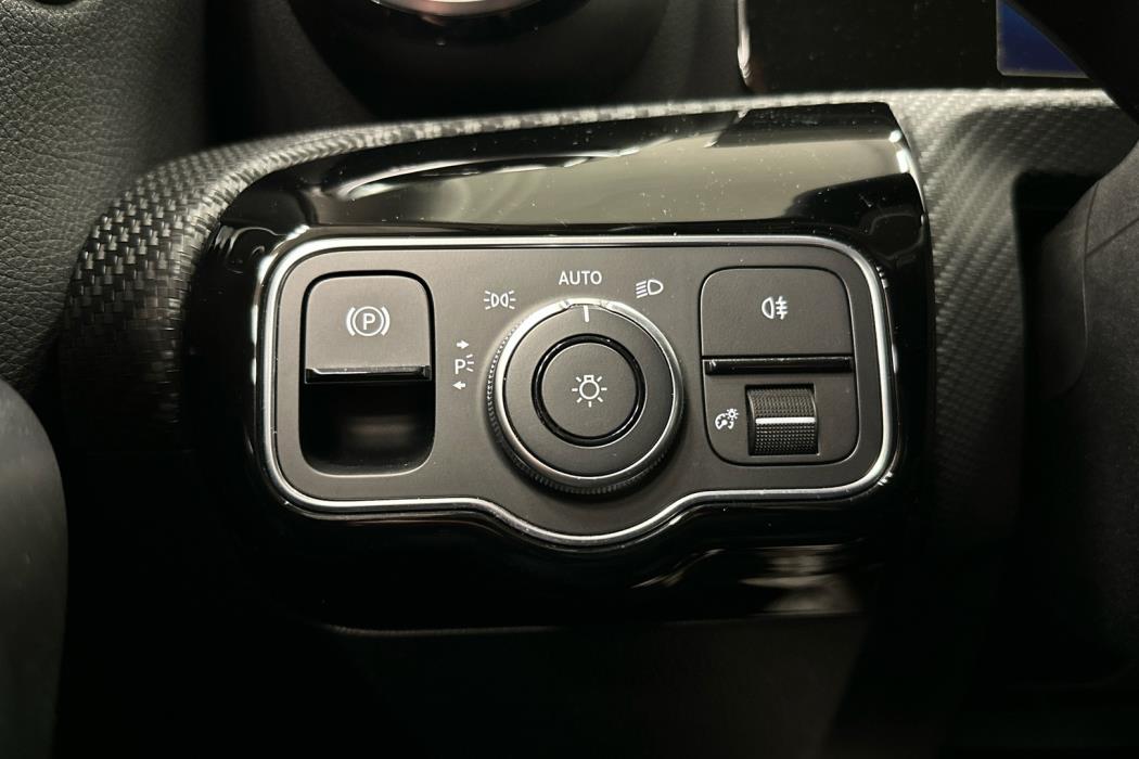 MERCEDES-BENZ A 2021