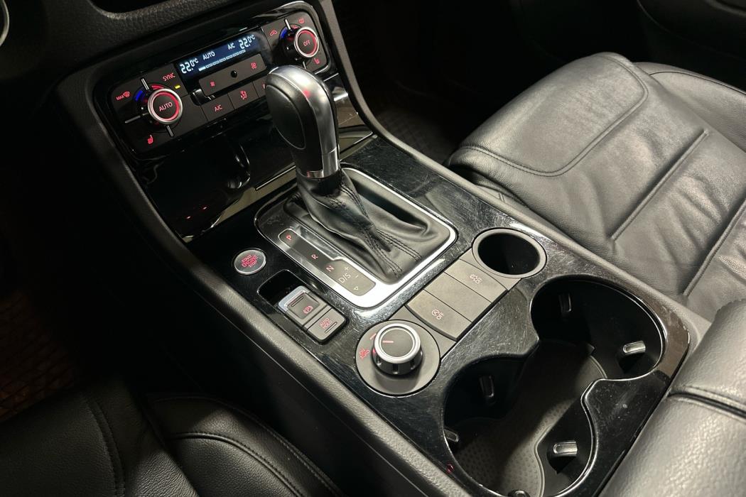 VOLKSWAGEN Touareg 2014