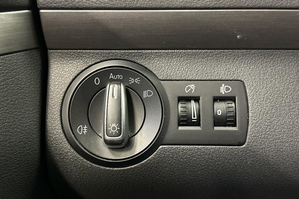 VOLKSWAGEN Touran 2011