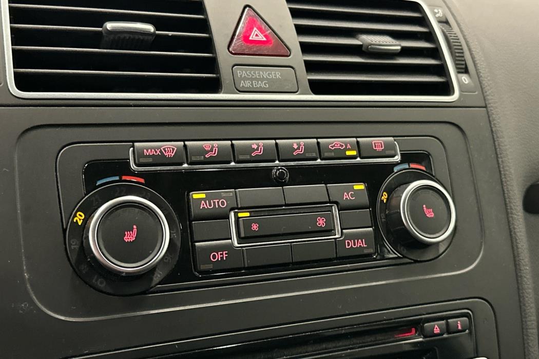 VOLKSWAGEN Touran 2011