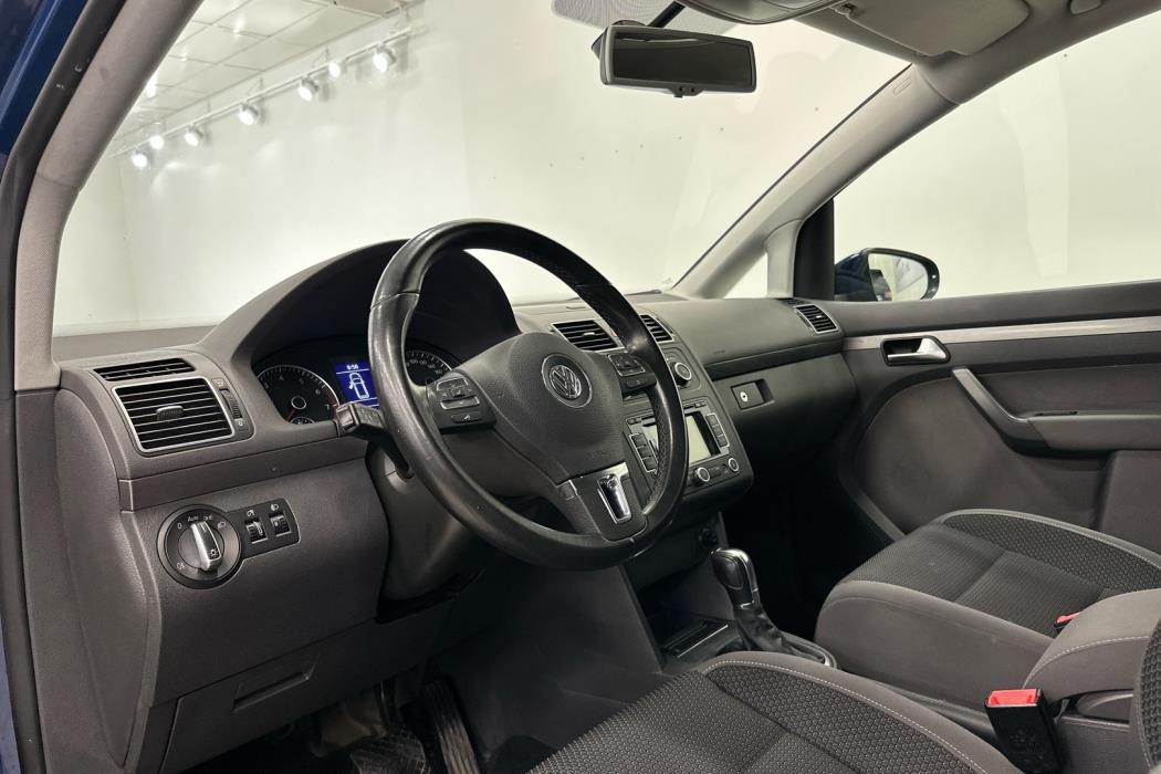 VOLKSWAGEN Touran 2011