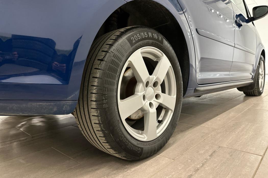 VOLKSWAGEN Touran 2011