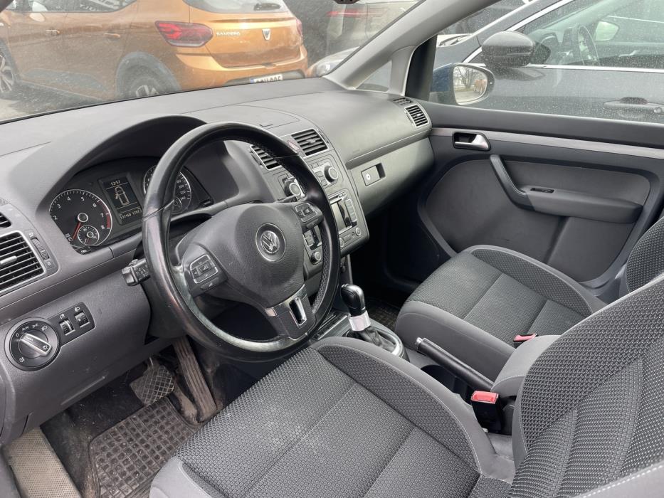 VOLKSWAGEN Touran 2011
