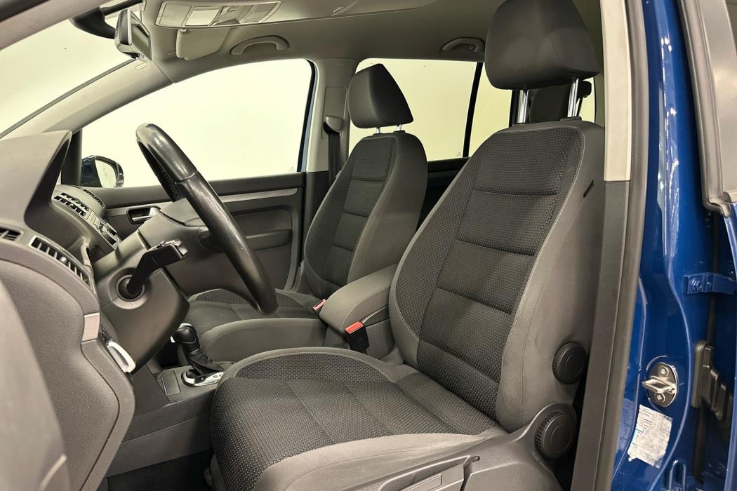 VOLKSWAGEN Touran 2011