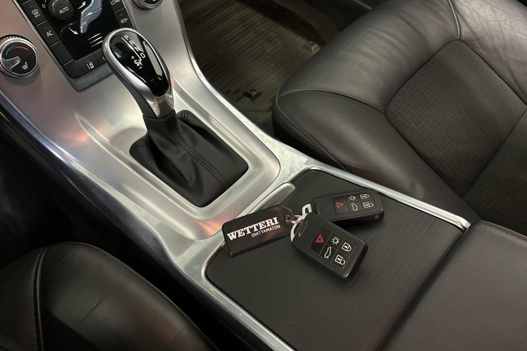 VOLVO V70 2016