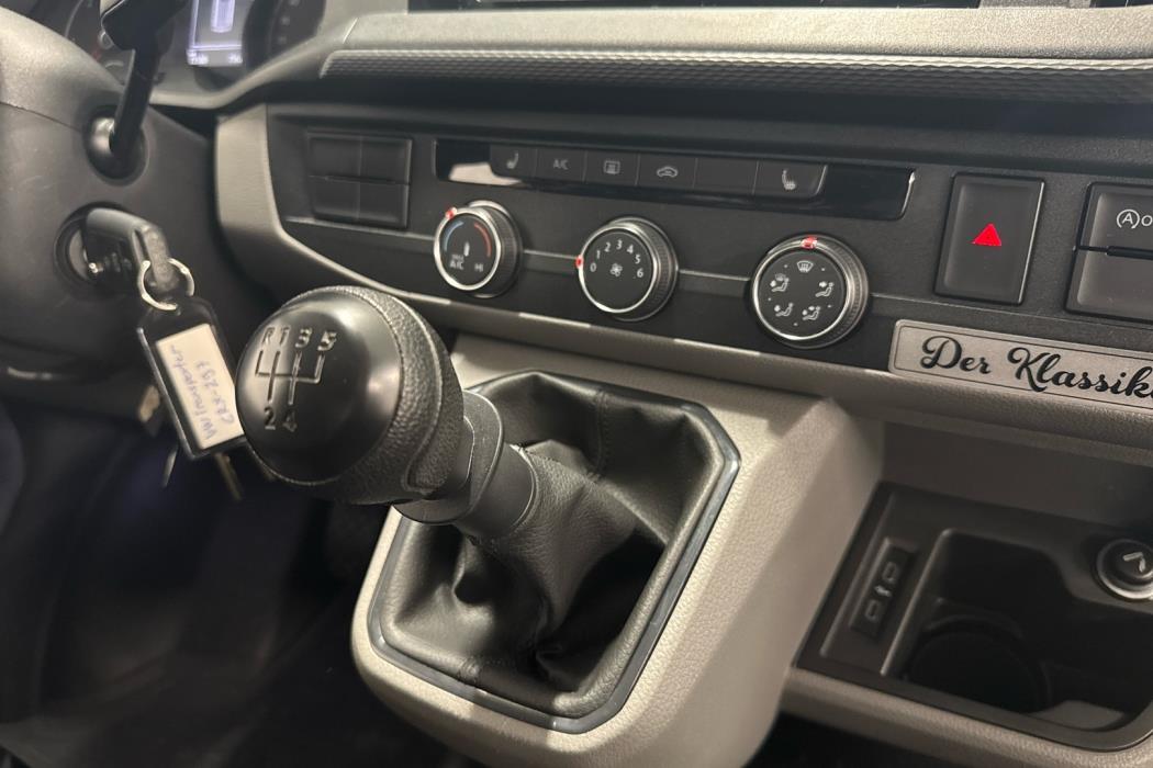 VOLKSWAGEN Transporter 2024
