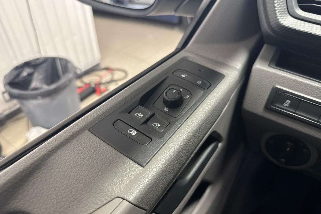 VOLKSWAGEN Transporter 2024