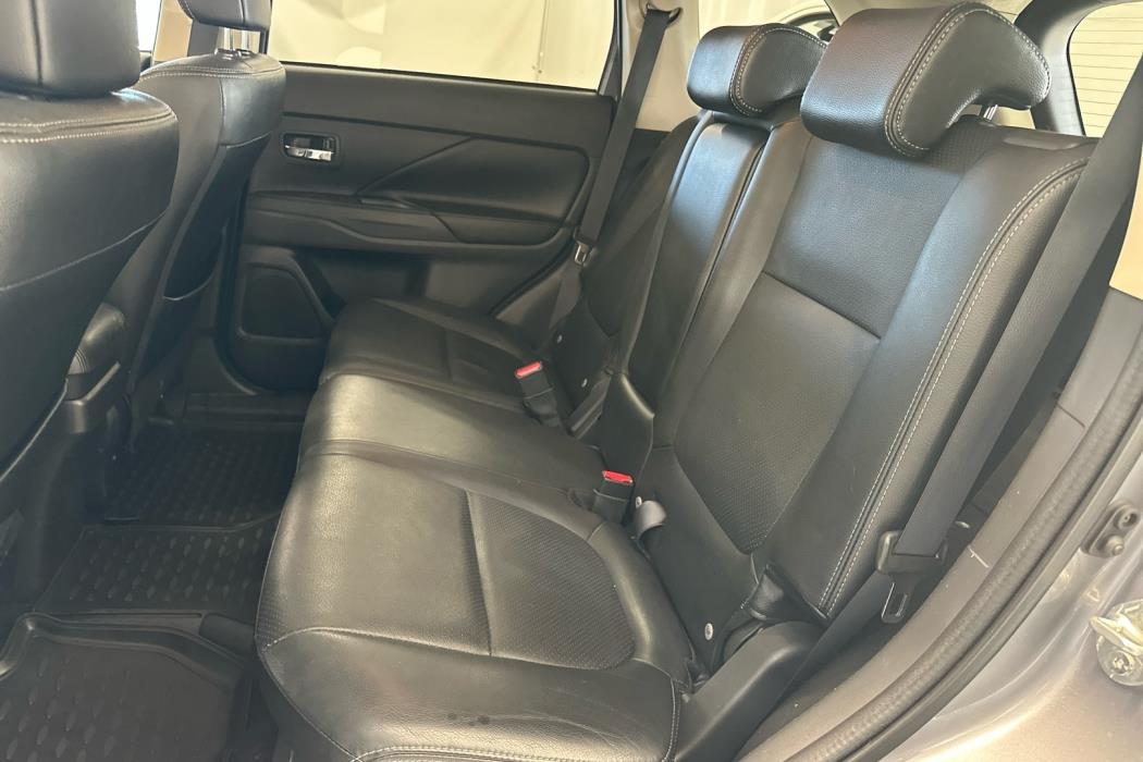 MITSUBISHI Outlander PHEV 2015