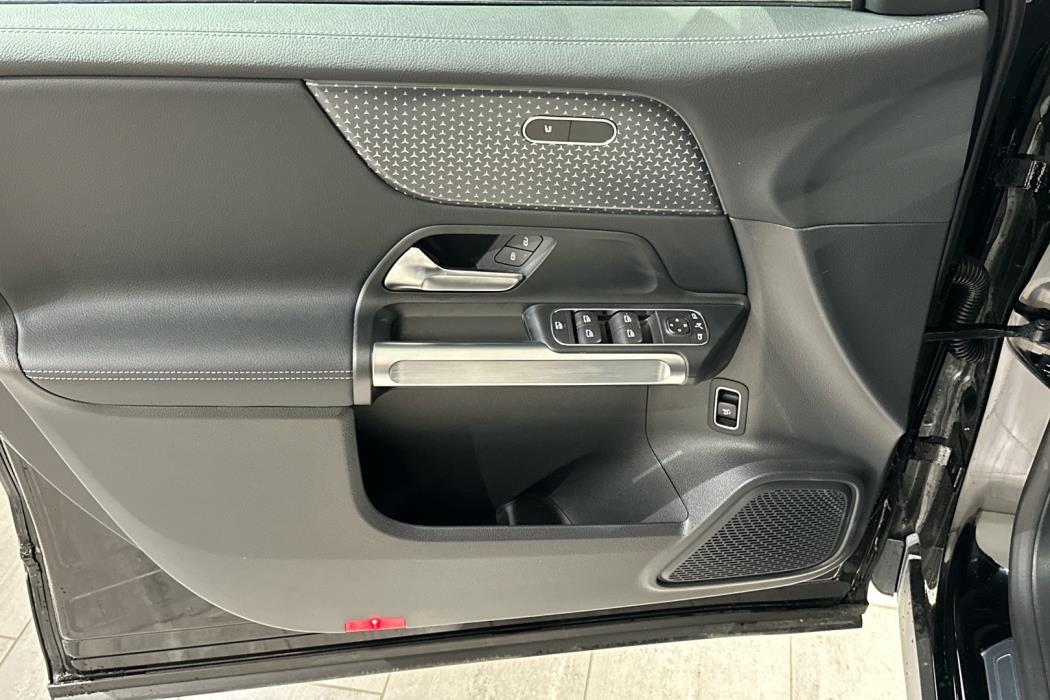 MERCEDES-BENZ EQB 2025