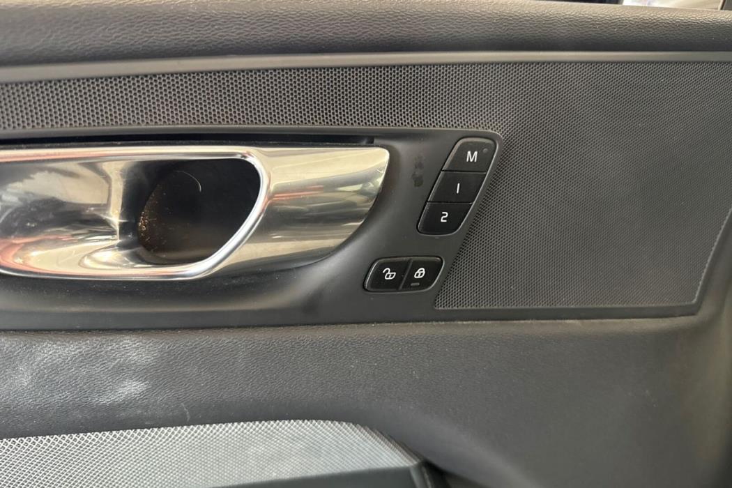 VOLVO XC60 2022