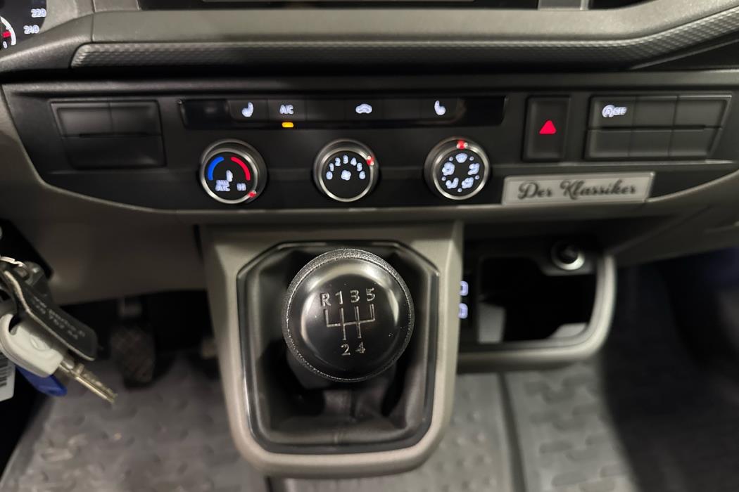 VOLKSWAGEN Transporter 2024