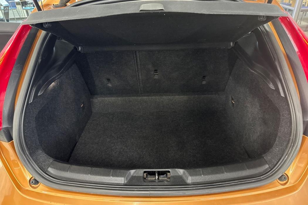 VOLVO V40 2014