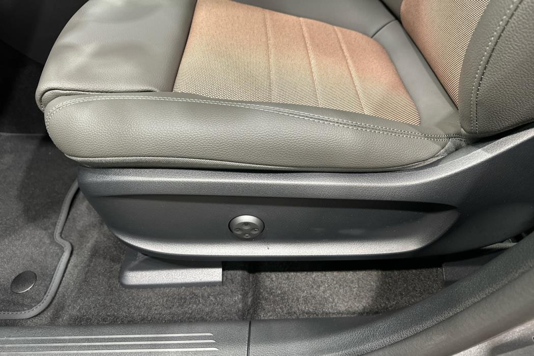 MERCEDES-BENZ EQA 2025