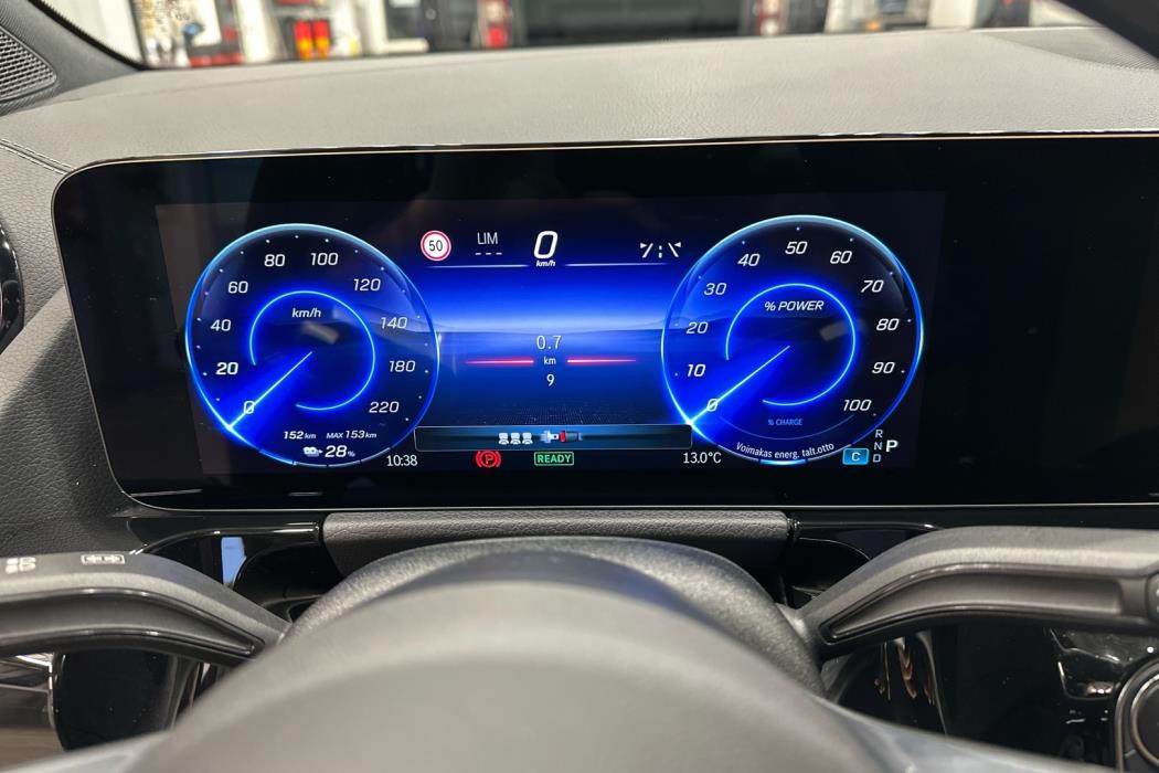 MERCEDES-BENZ EQA 2025