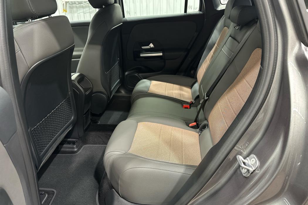 MERCEDES-BENZ EQA 2025