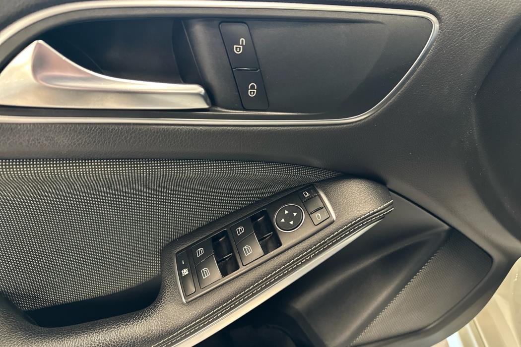MERCEDES-BENZ A 2016