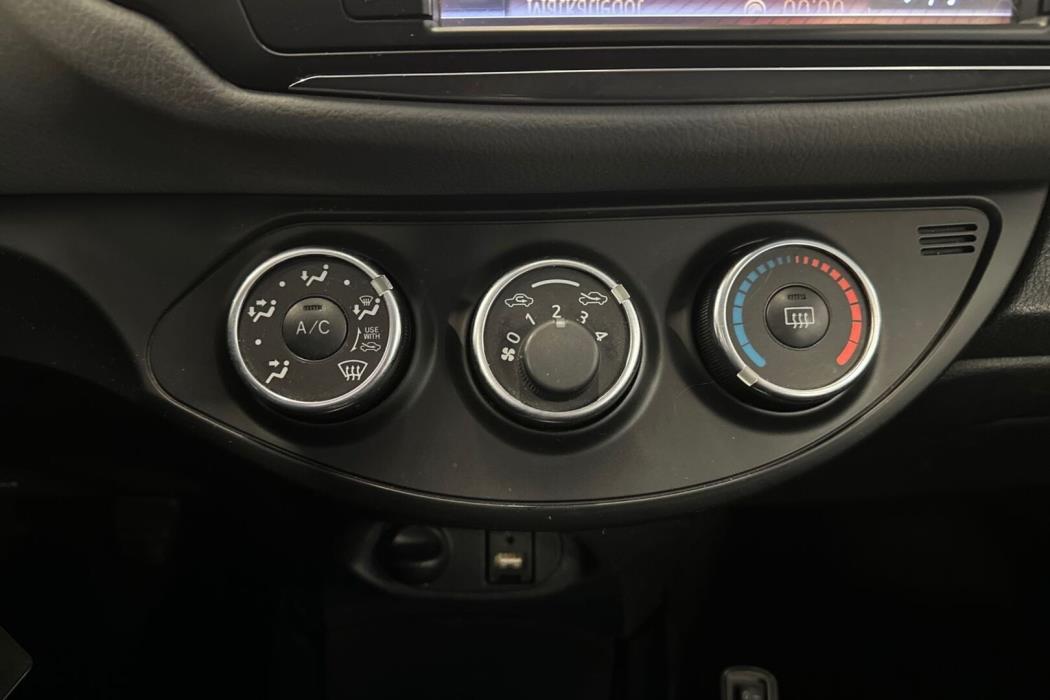 TOYOTA Yaris 2016