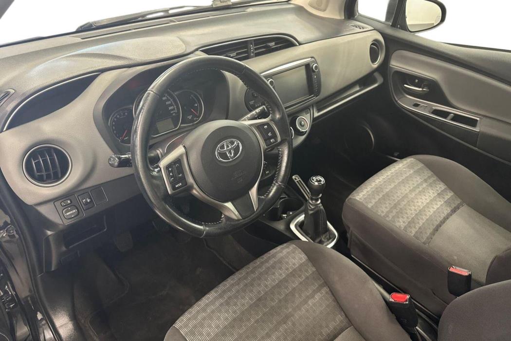 TOYOTA Yaris 2016