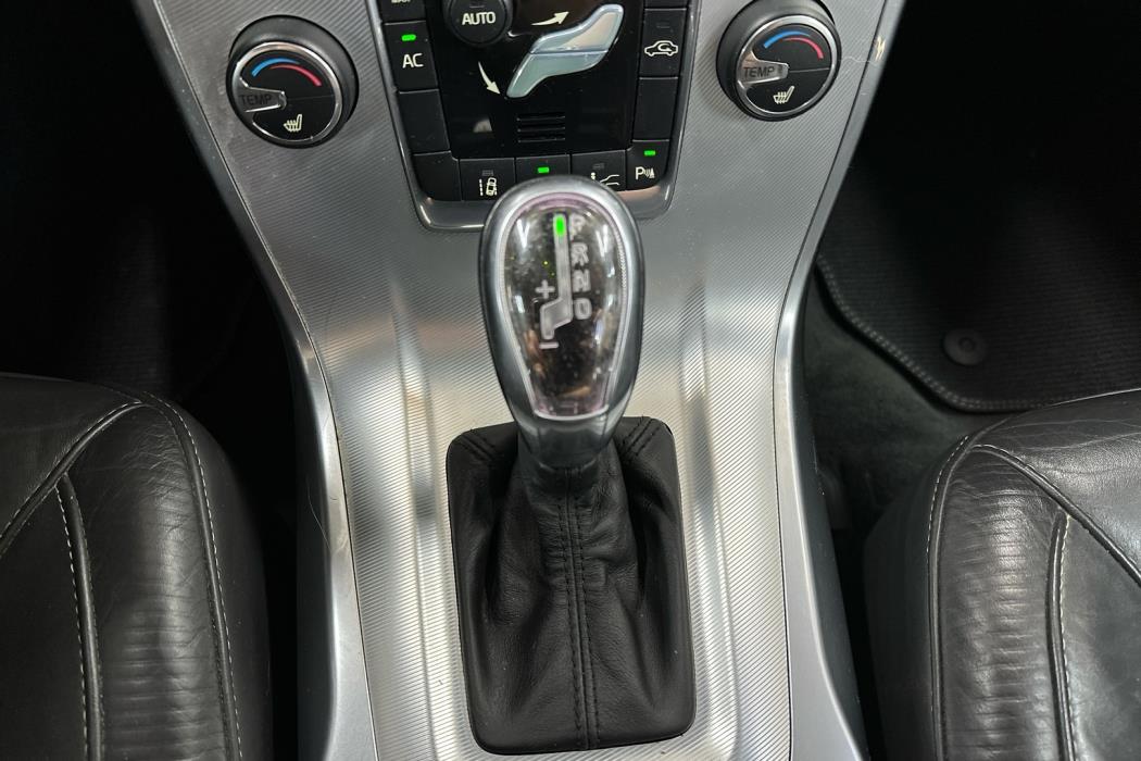 VOLVO V70 2012