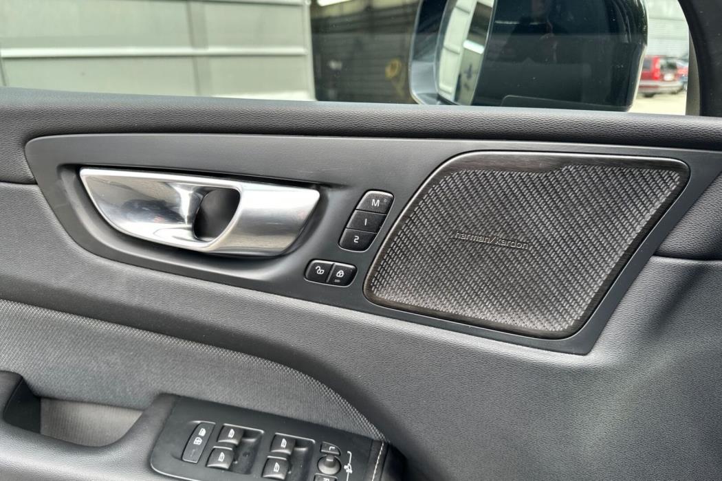 VOLVO XC60 2023