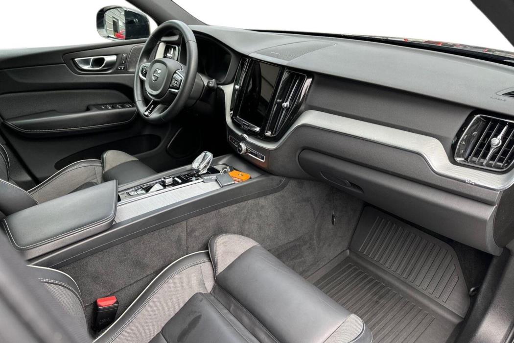 VOLVO XC60 2023