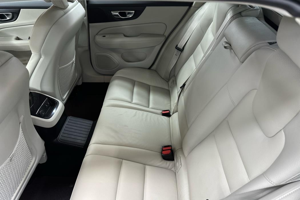 VOLVO V60 2023