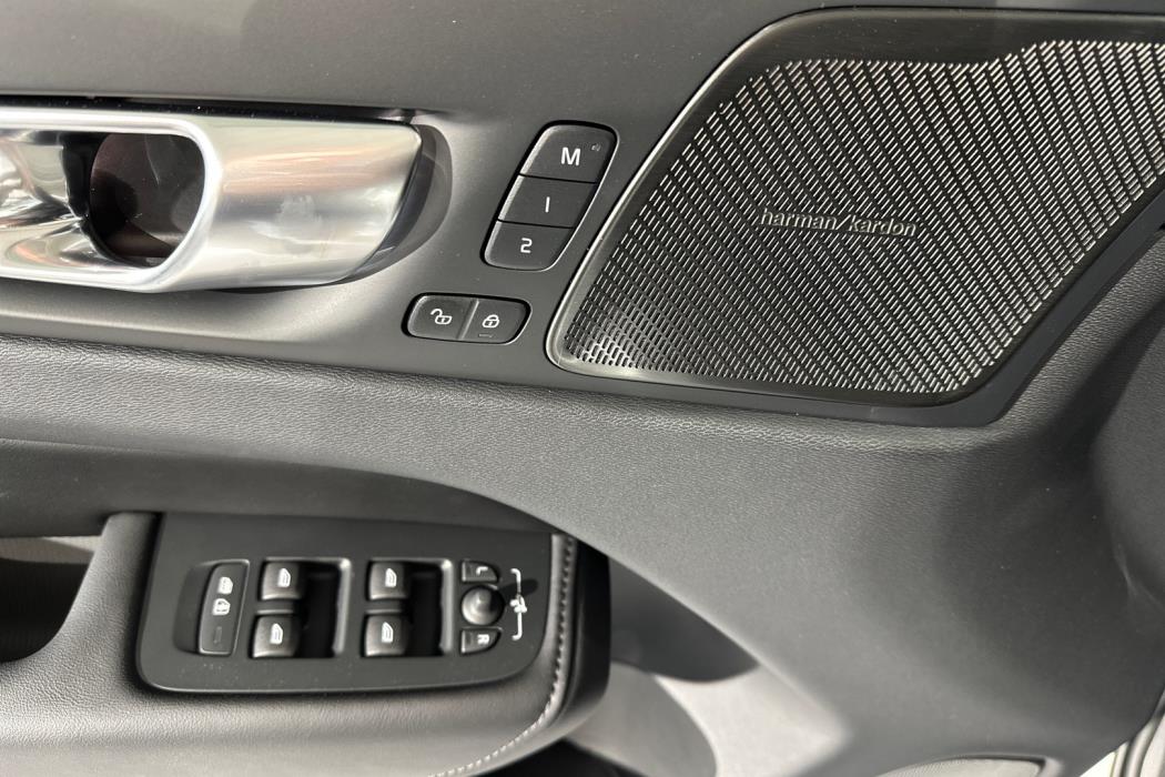 VOLVO XC60 2023