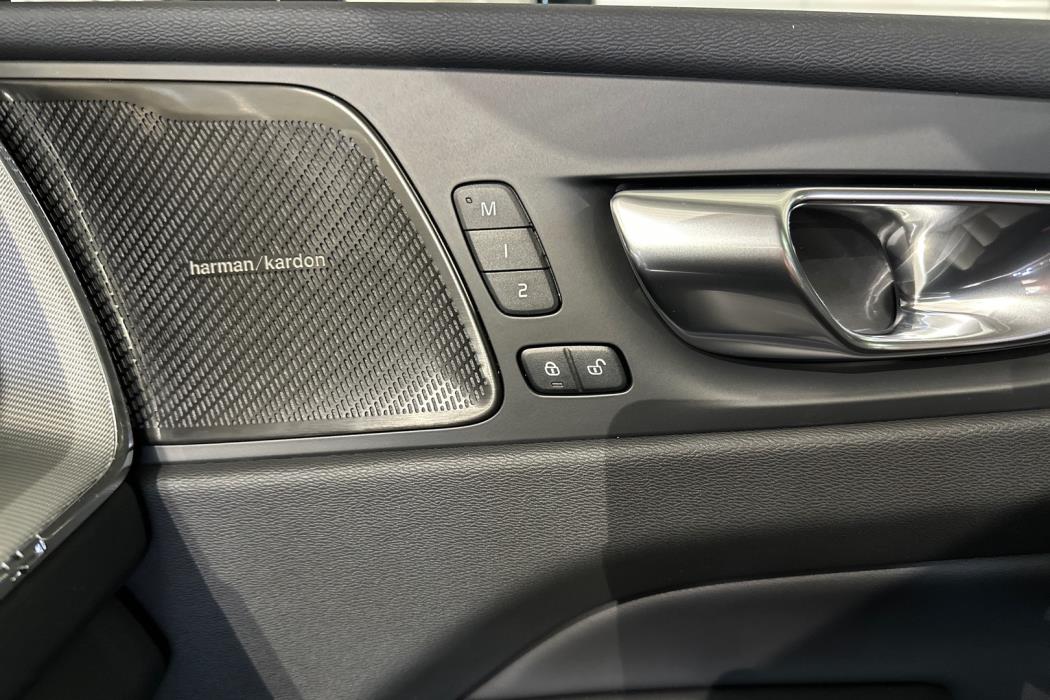 VOLVO XC60 2023