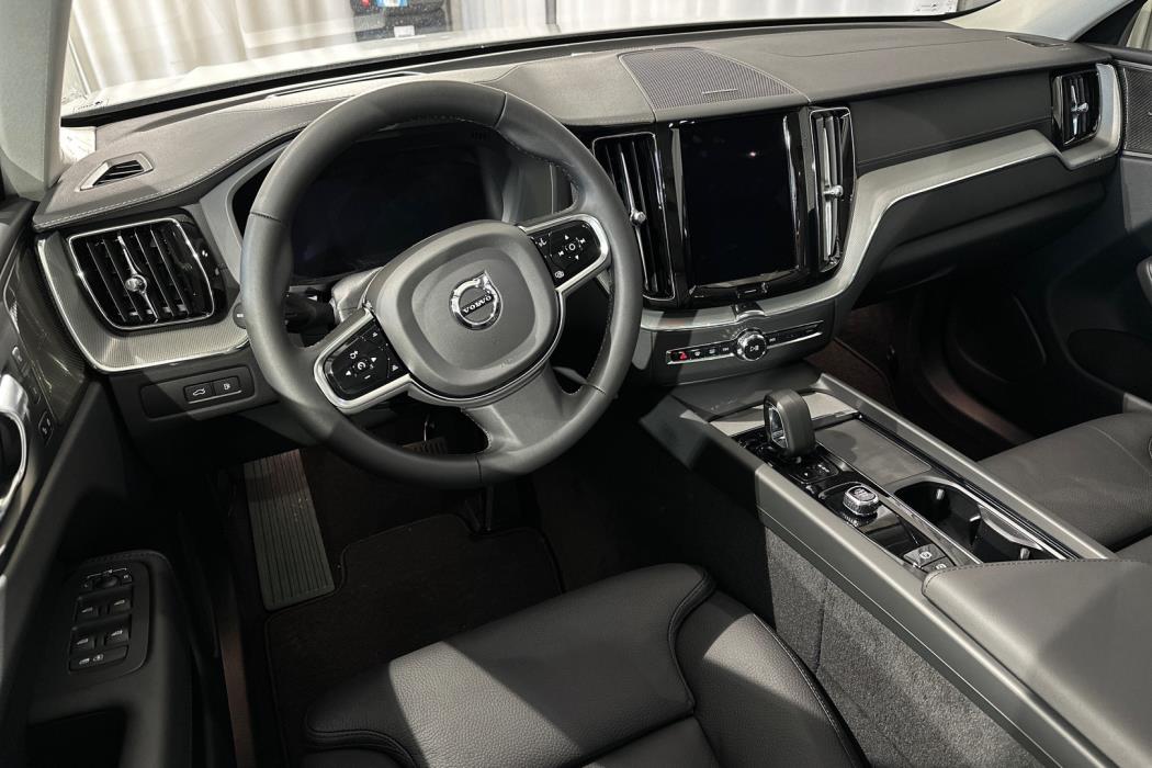 VOLVO XC60 2023