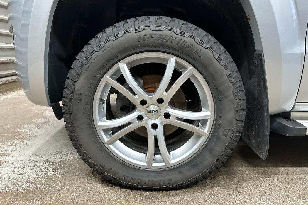 VOLKSWAGEN Amarok 2012