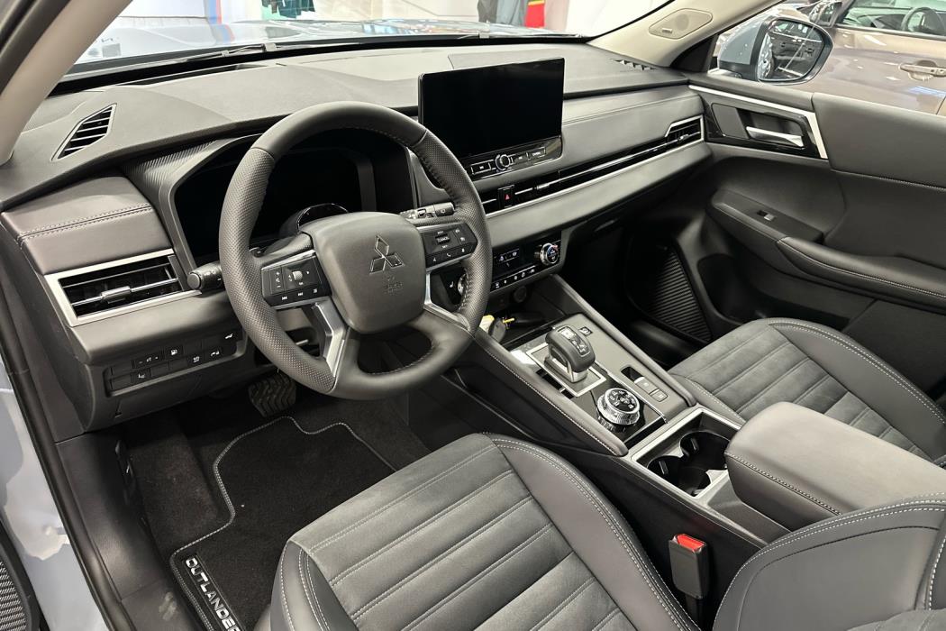 MITSUBISHI Outlander 2026