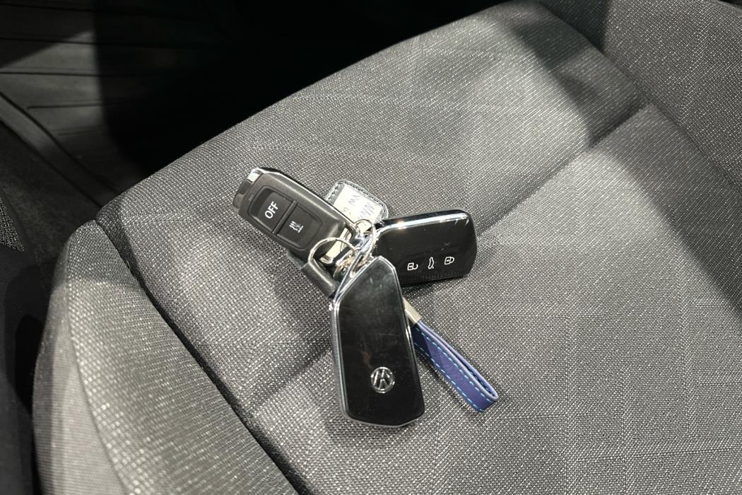 VOLKSWAGEN Golf 2024