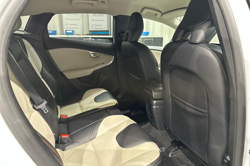 VOLVO V40 Cross Country 2013