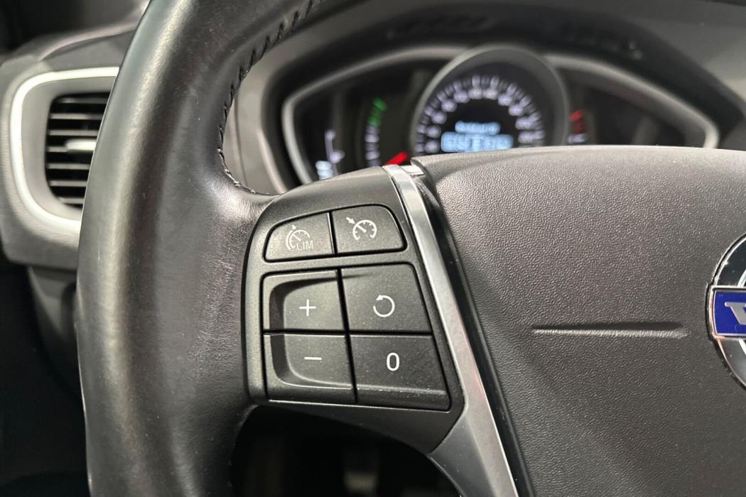 VOLVO V40 2015