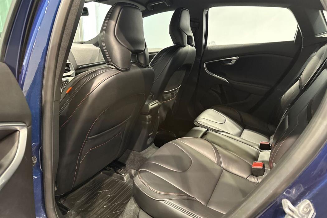 VOLVO V40 2015