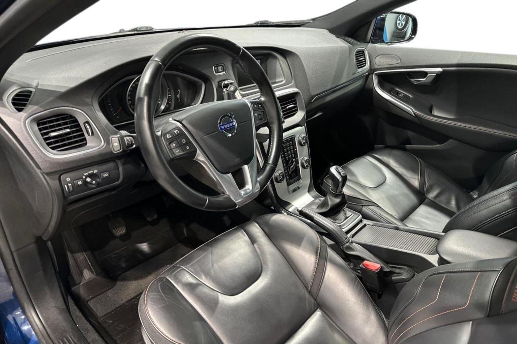 VOLVO V40 2015