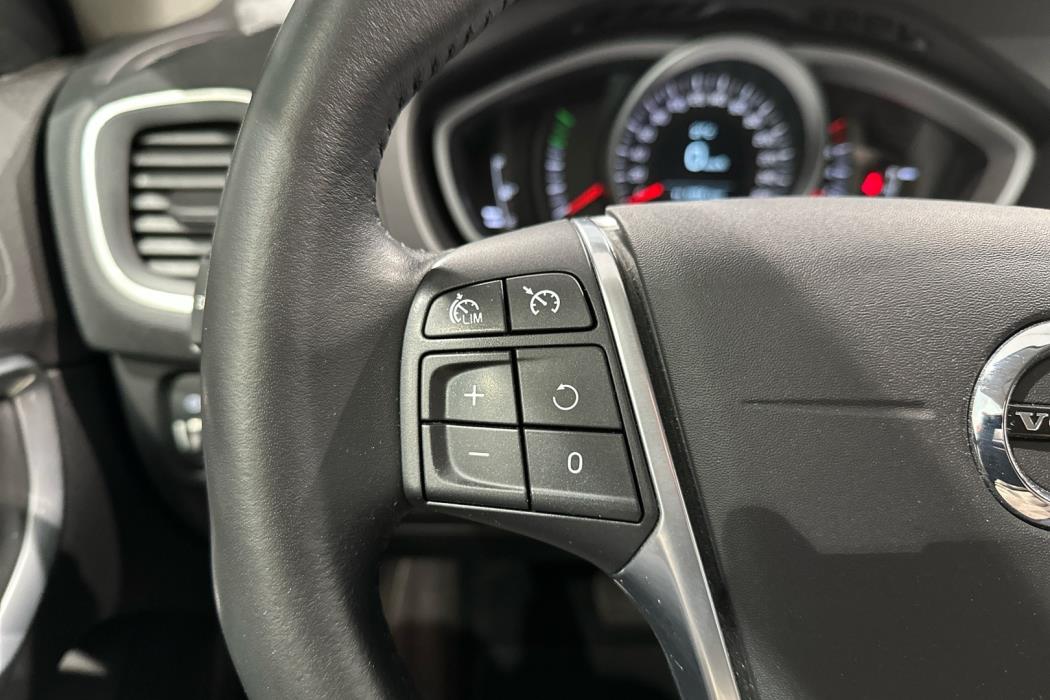 VOLVO V40 2016