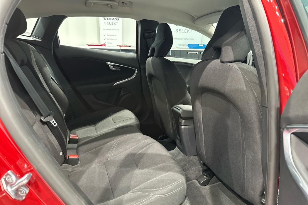 VOLVO V40 2016