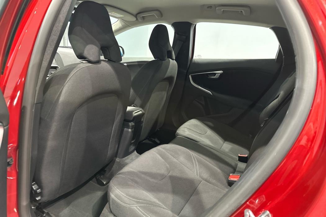 VOLVO V40 2016