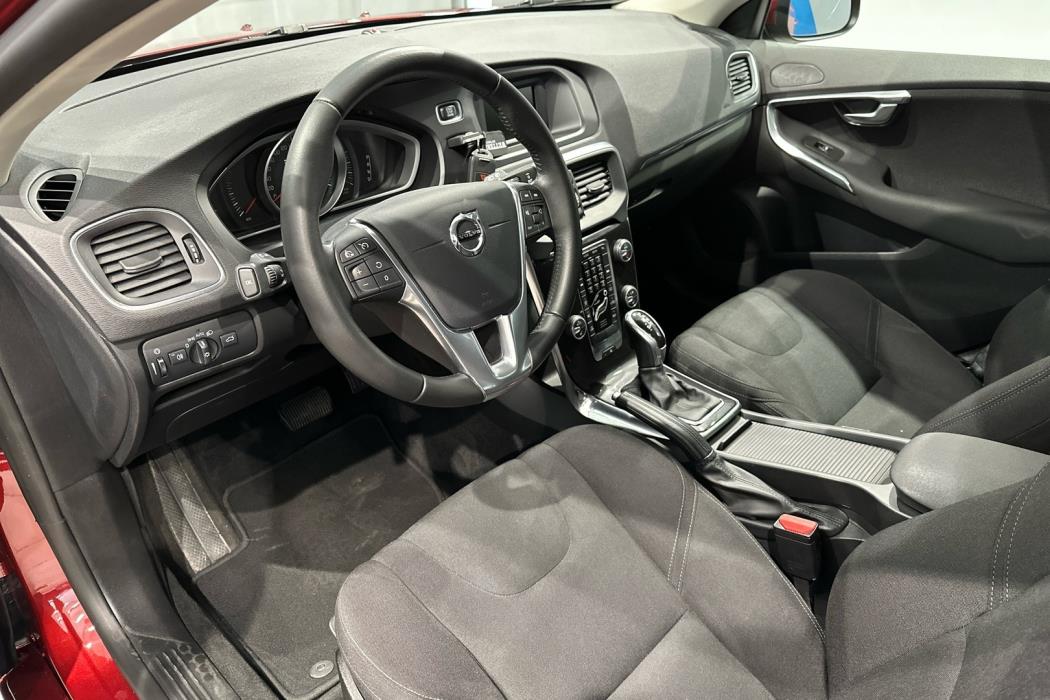 VOLVO V40 2016