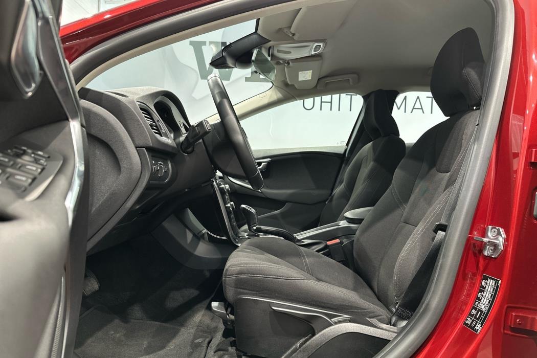 VOLVO V40 2016