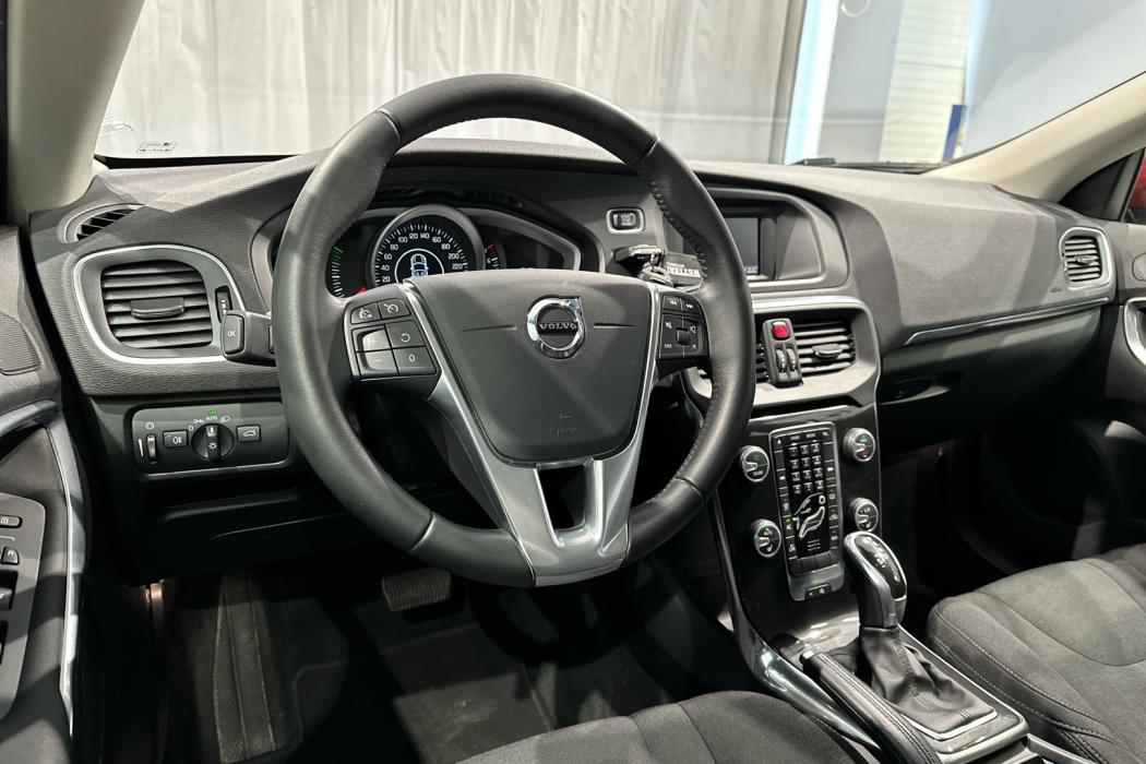 VOLVO V40 2016