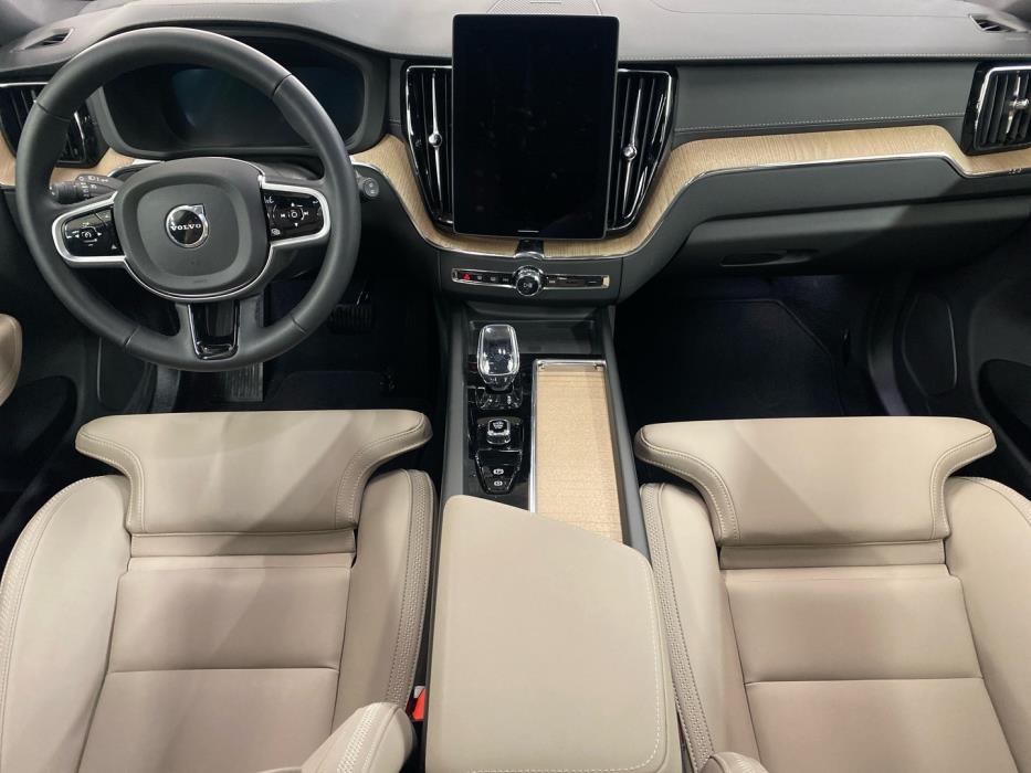 VOLVO XC60 2025