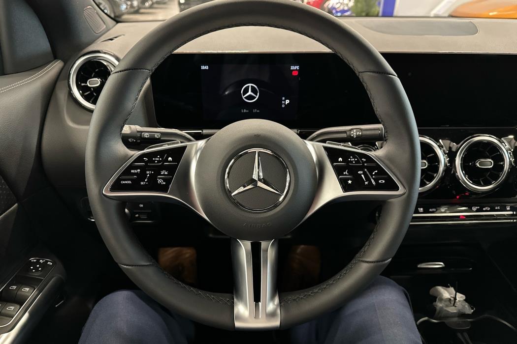 MERCEDES-BENZ GLA 2024