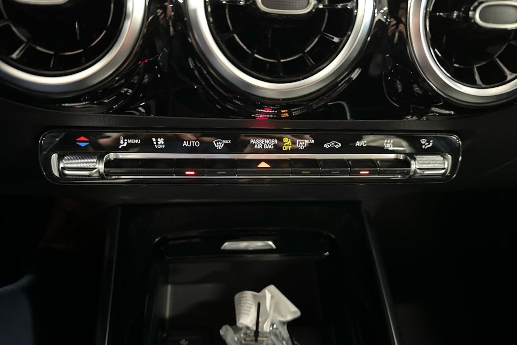 MERCEDES-BENZ GLA 2024