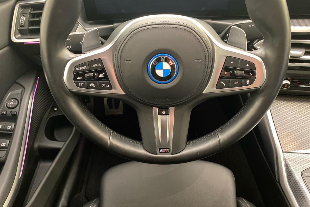 BMW 330 2023