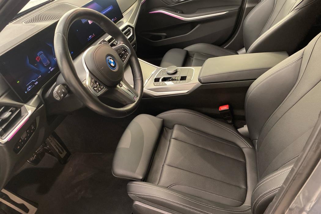 BMW 330 2023