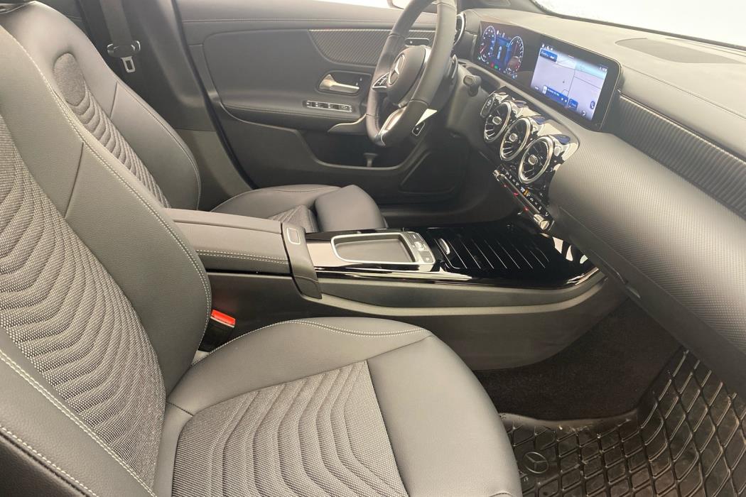 MERCEDES-BENZ CLA 2025