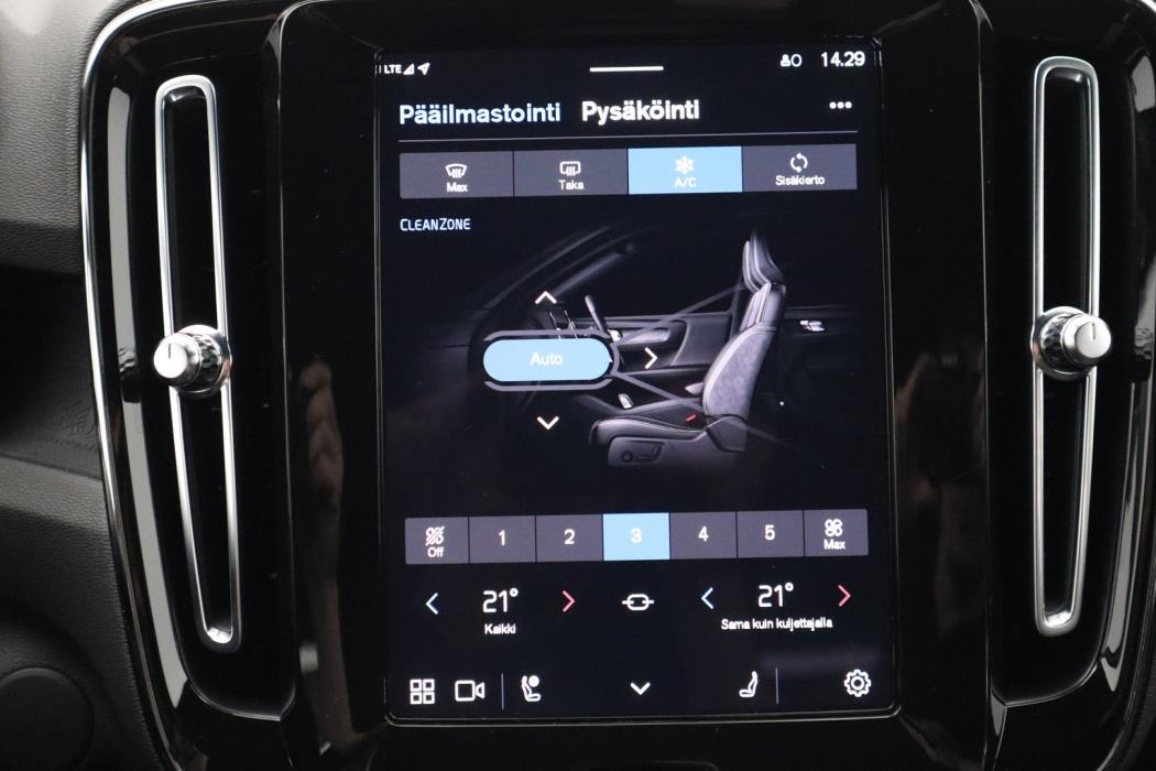 VOLVO XC40 2023